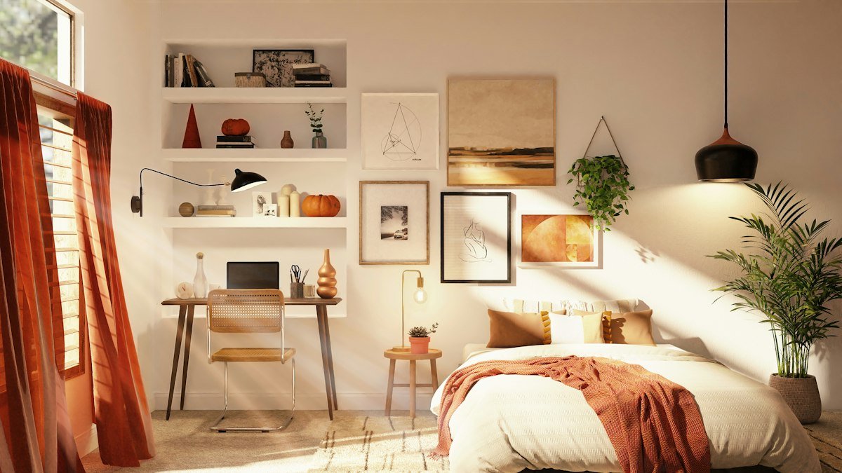 Chambre aux tons crème et rouille avec petit bureau et étagères